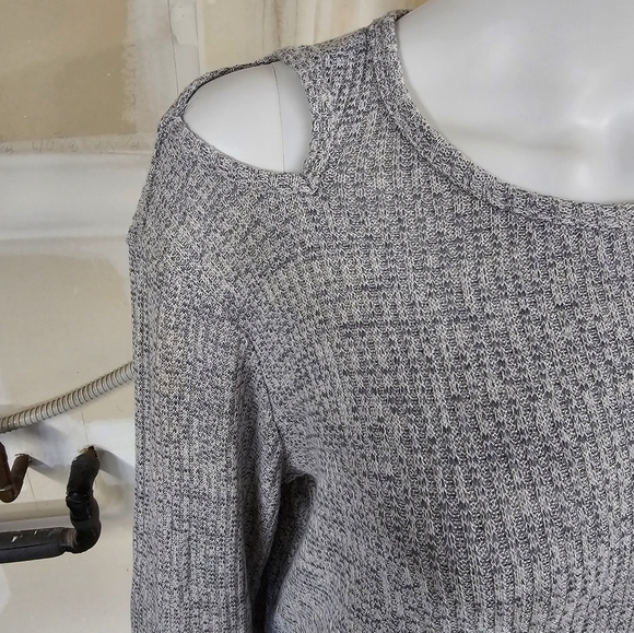 Democracy Long Sleeve One Cold Shoulder Lightweight Sweater Size M - Picture 6 of 11
